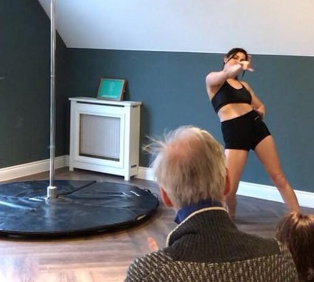 Casa de repouso contrata dançarinas de pole dance para entreter idosos