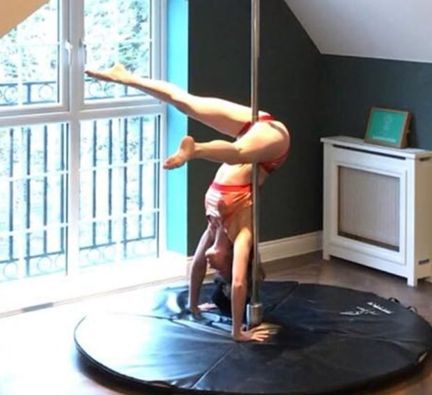 Casa de repouso contrata dançarinas de pole dance para entreter idosos
