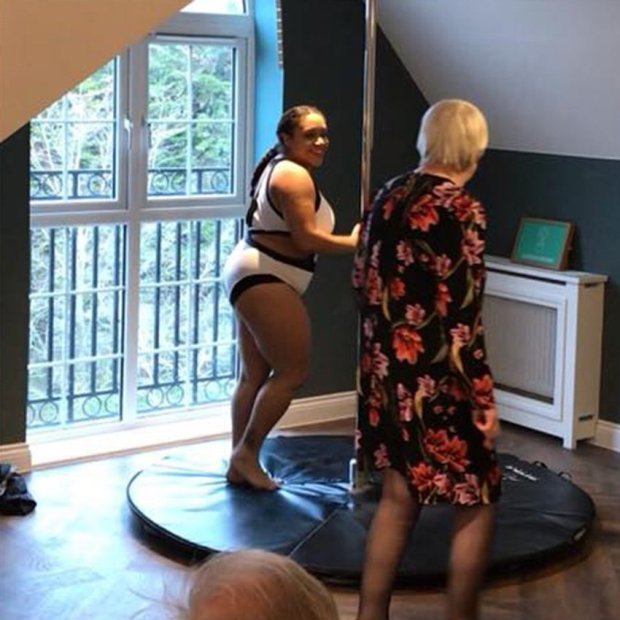 Casa de repouso contrata dançarinas de pole dance para entreter idosos