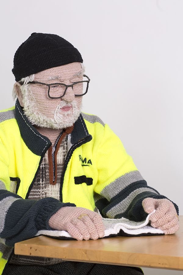 Com crochê, artista faz versões super-realistas de pessoas do seu cotidiano