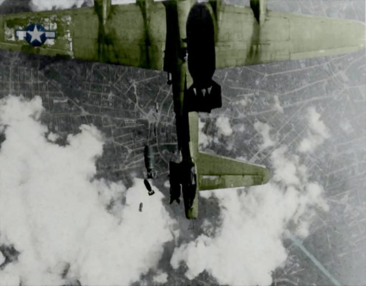 Fotos colorizadas da Segunda Guerra Mundial revelam momentos descontraídos