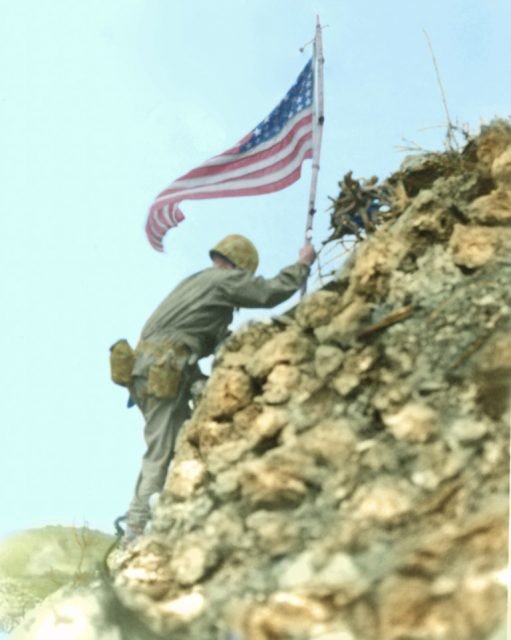 Fotos colorizadas da Segunda Guerra Mundial revelam momentos descontraídos