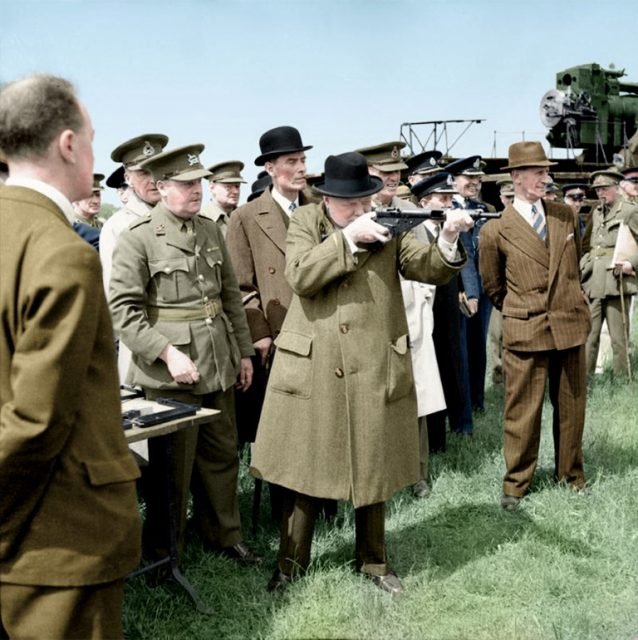 Fotos colorizadas da Segunda Guerra Mundial revelam momentos descontraídos