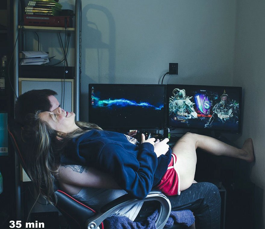 Fotógrafa posa para fotos íntimas ao lado de pessoas totalmente estranhas
