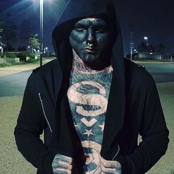 Este cara tem 90% do corpo tatuado e não tem planos de parar por aí