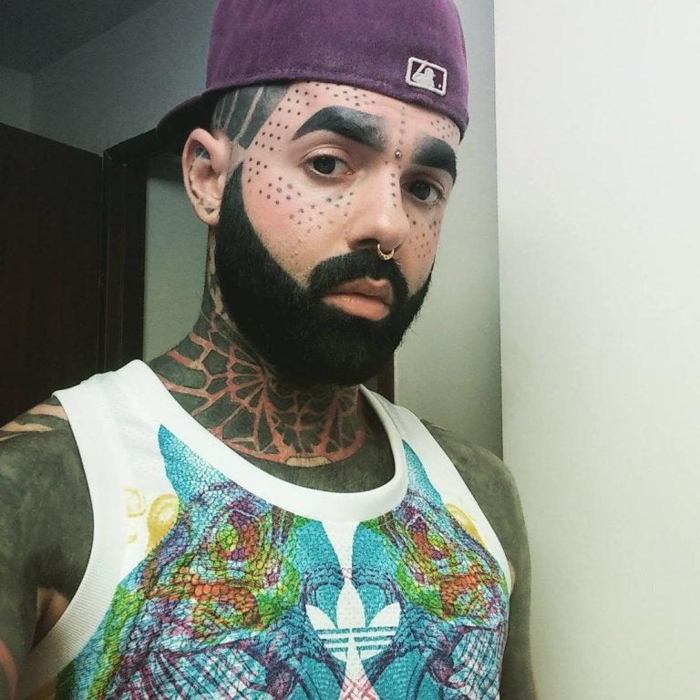 Este cara tem 90% do corpo tatuado e não tem planos de parar por aí