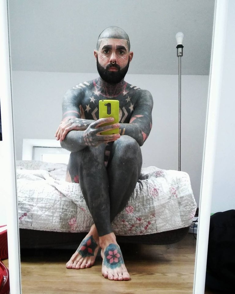 Este cara tem 90% do corpo tatuado e não tem planos de parar por aí