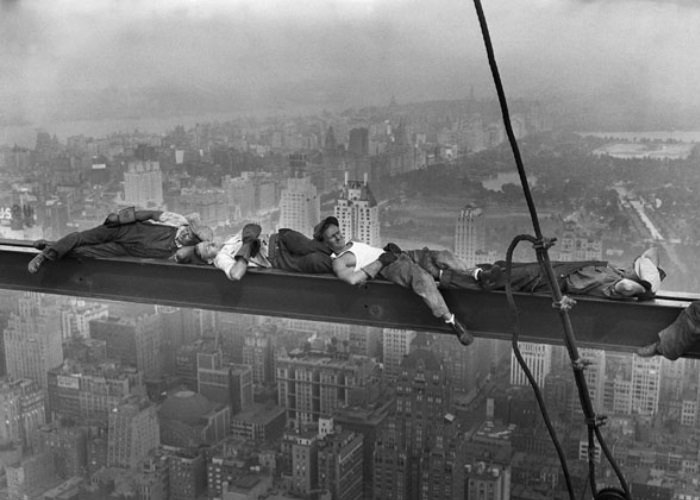 Em NY, atração recria famosa foto de operários do Rockefeller a 240 metros  de altura