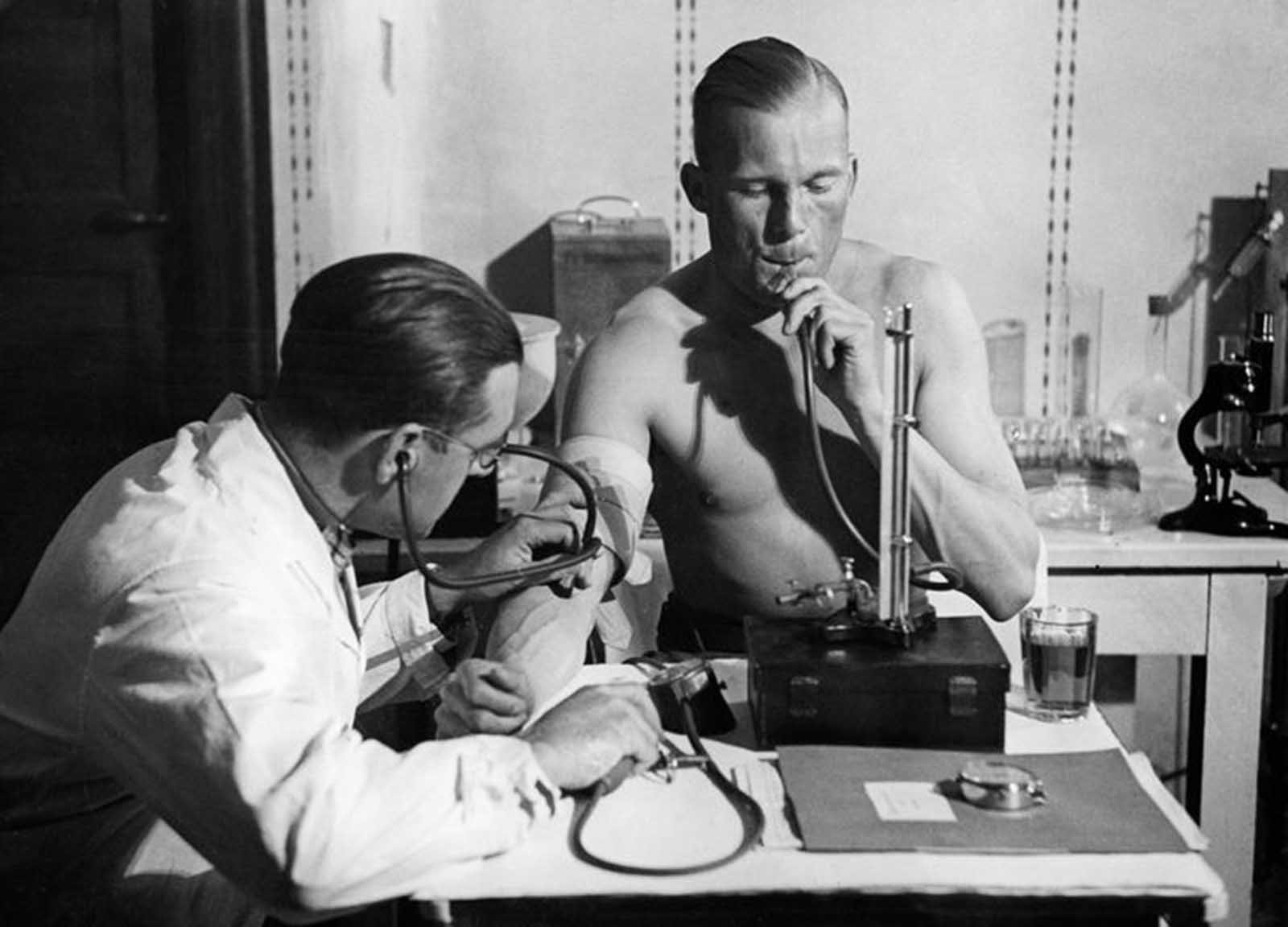 Imagens bizarras retratam tratamentos médicos ao longo da história