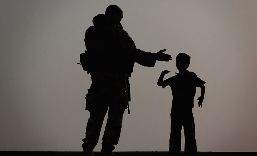 Militar americano com menino 