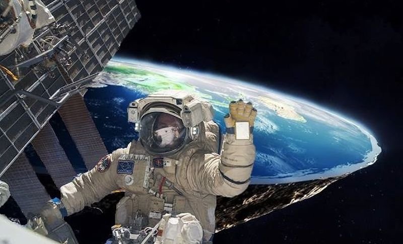 Astronauta e a Terra plana