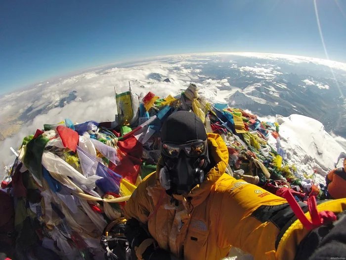 Alpinista no cume do Everest