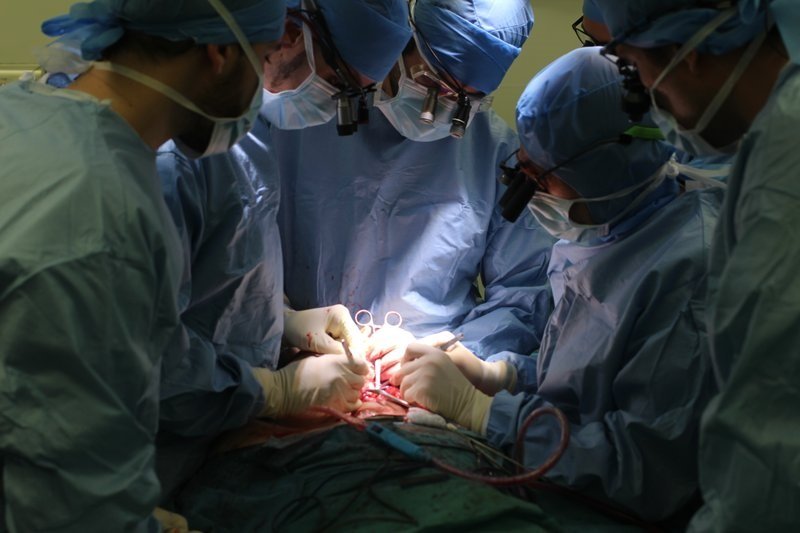 Médicos durante cirurgia