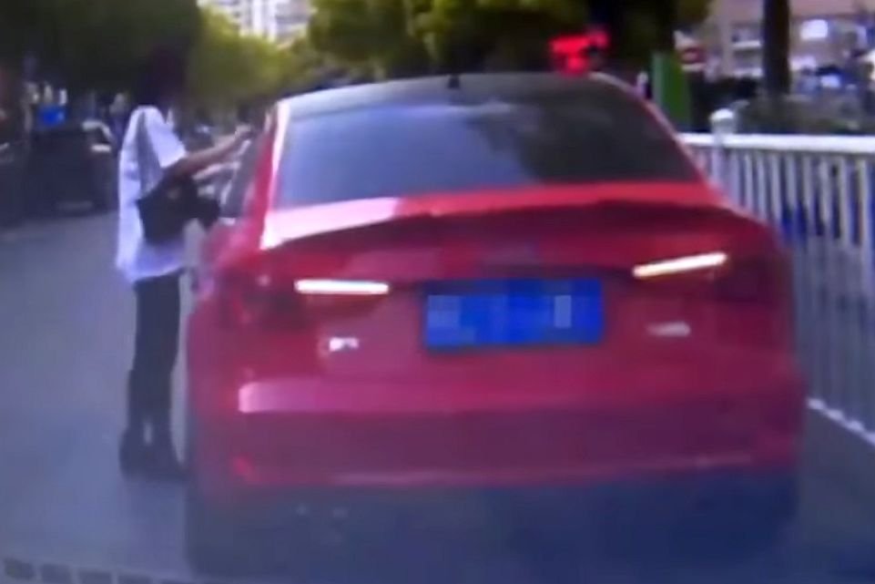 Imagem de Ah, malandra: mulher põe multa falsa em próprio carro para enganar fiscais no megacurioso