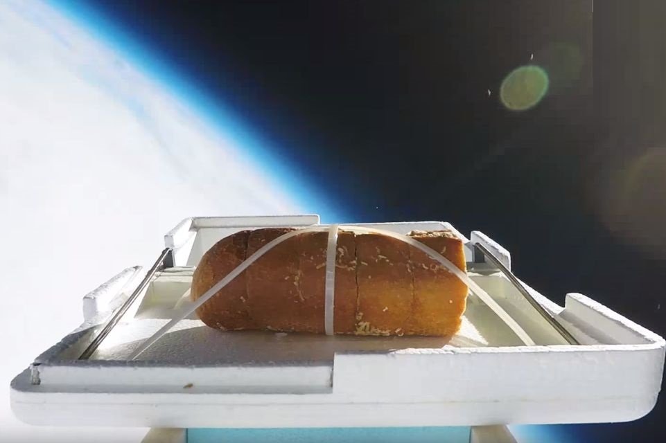 Imagem de Pão de alho com “tempero” do espaço tem gostinho esquisito no megacurioso