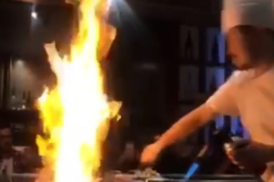 Imagem de Chef de cozinha tenta fazer graça para agradar clientela e se dá mal no megacurioso
