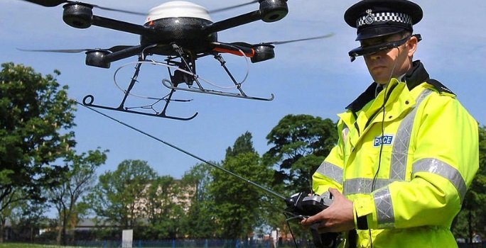 Um policial pilotando um drone