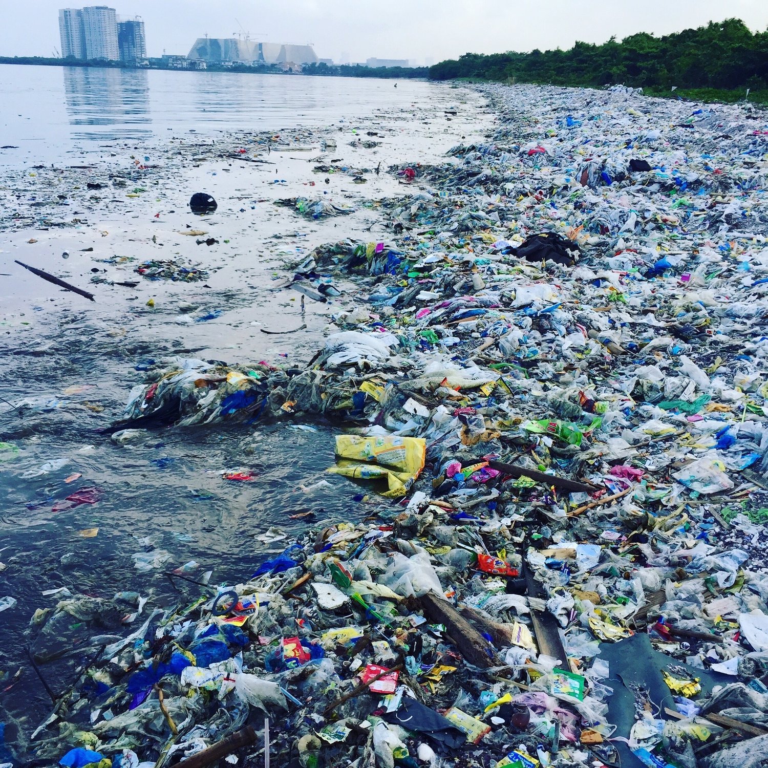 Plástico poluindo praia