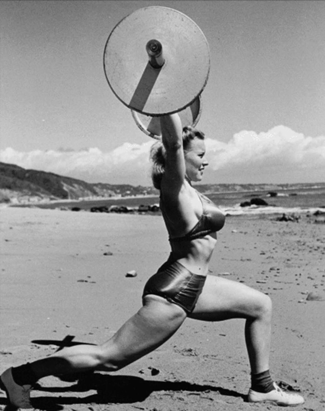 Mulher treinando em praia