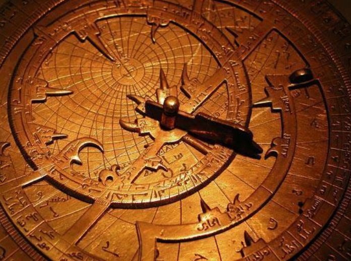Um astrolábio.
