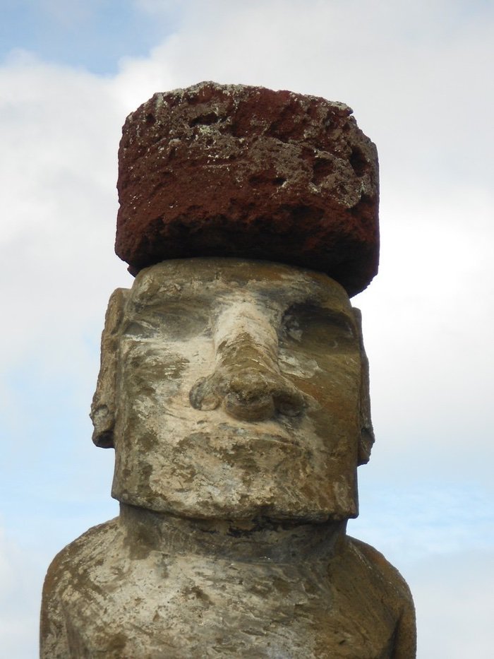 Moai com chapéu