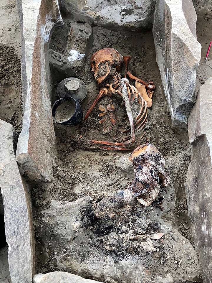 Esqueleto em caixão de pedra