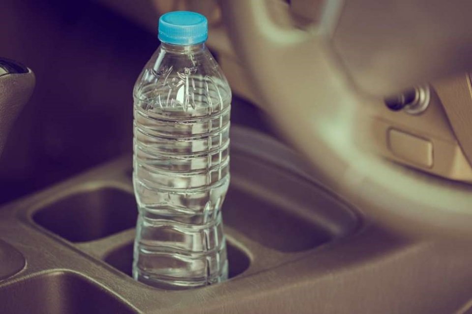 Imagem de Você sabia que uma garrafa de água transparente pode incendiar seu carro? no megacurioso