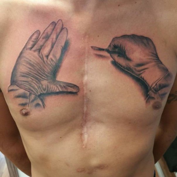 cicatriz e tatuagem