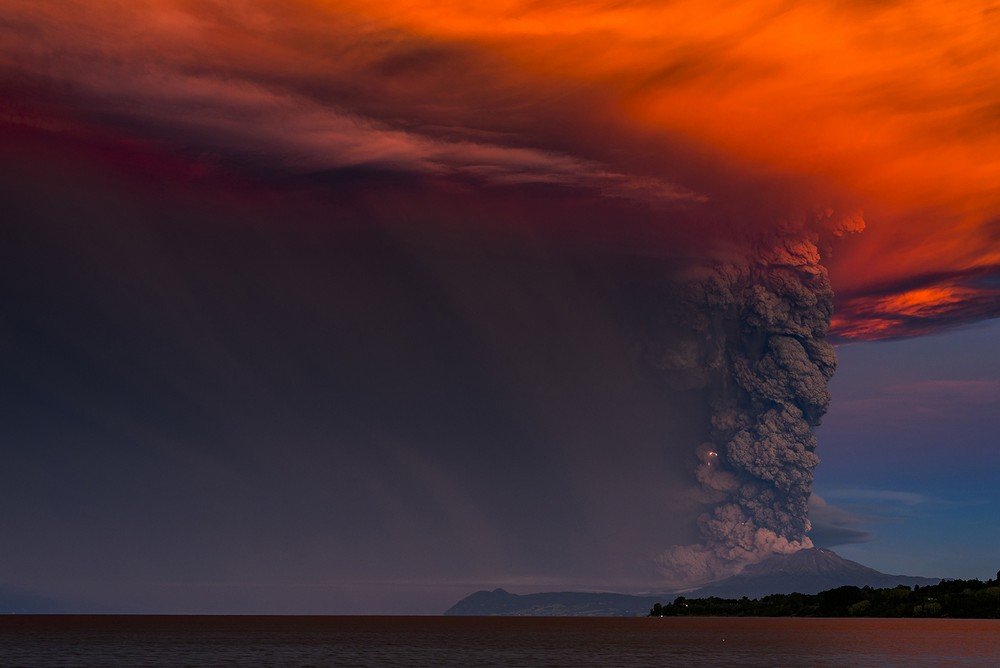 Erupção vulcânica dramática