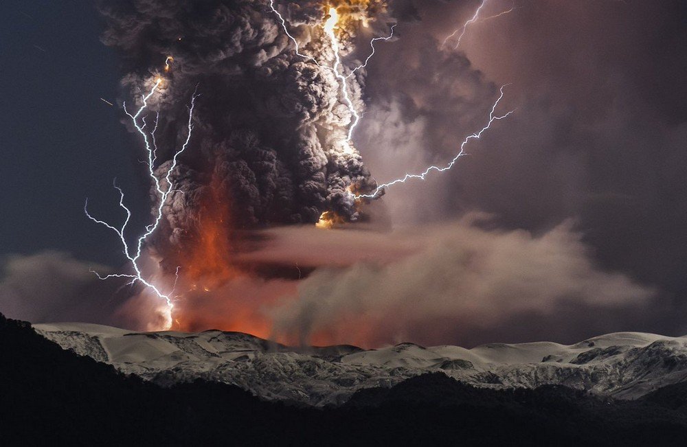 Erupção vulcânica dramática