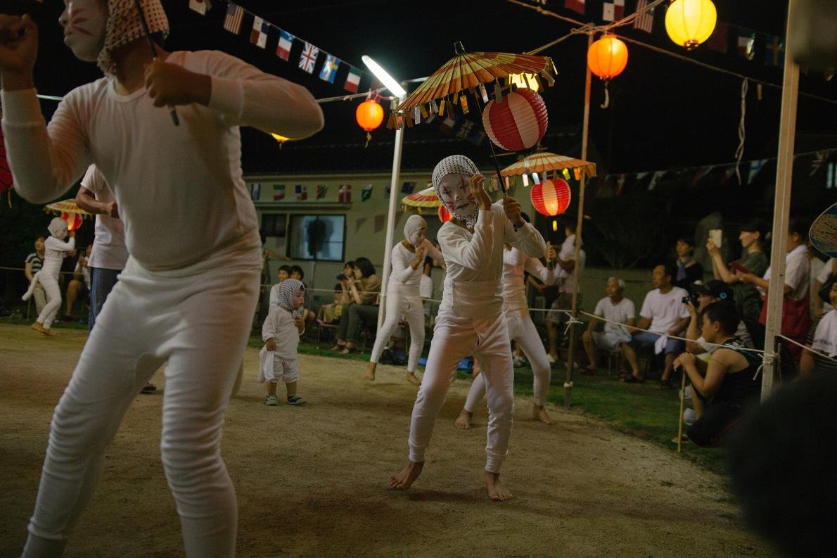 Crianças dançando em festival