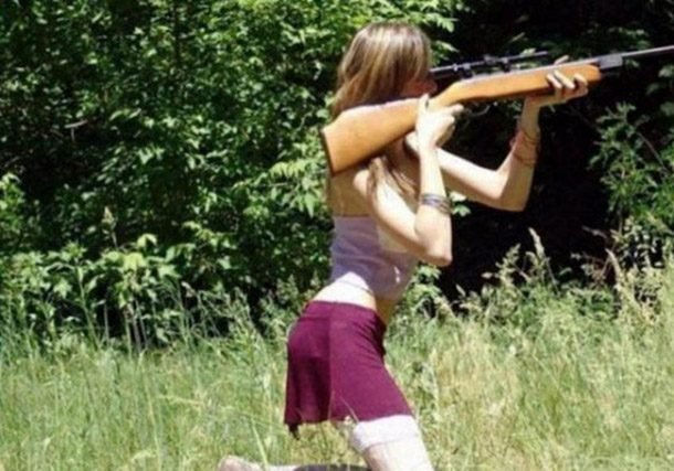 Mulher portando arma
