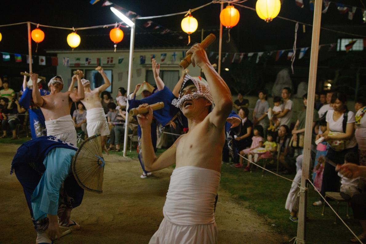 Pessoas dançando em ritual