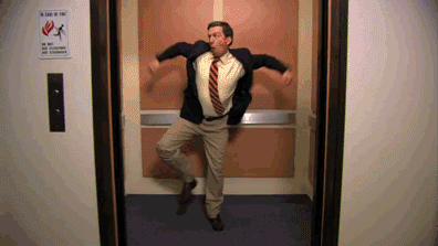 Homem dançando em elevador