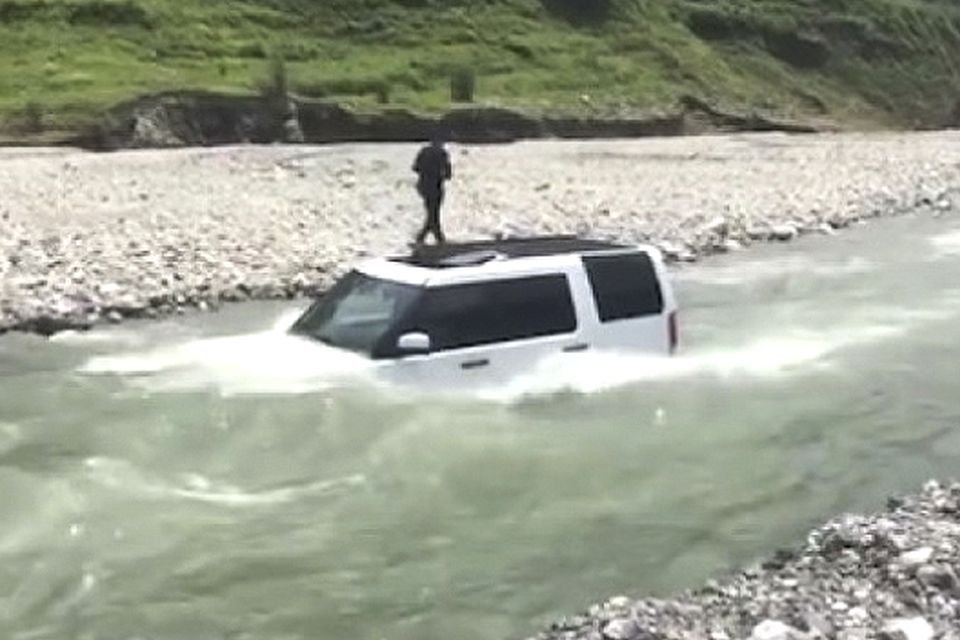 Resultado de imagem para Cúmulo da pão-durice: chinês detona carro tentando economizar no lava car