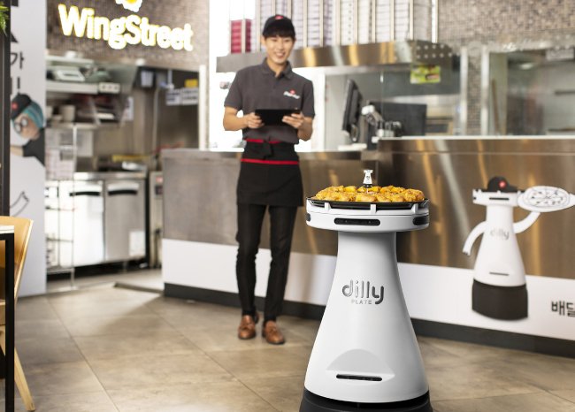 Robô coreano já entrega pizzas em restaurante como se fosse garçom