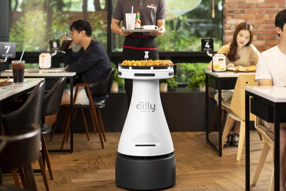 Robô coreano já entrega pizzas em restaurante como se fosse garçom