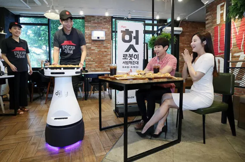 Robô coreano já entrega pizzas em restaurante como se fosse garçom