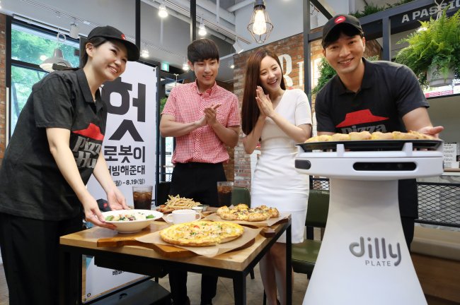 Robô coreano já entrega pizzas em restaurante como se fosse garçom
