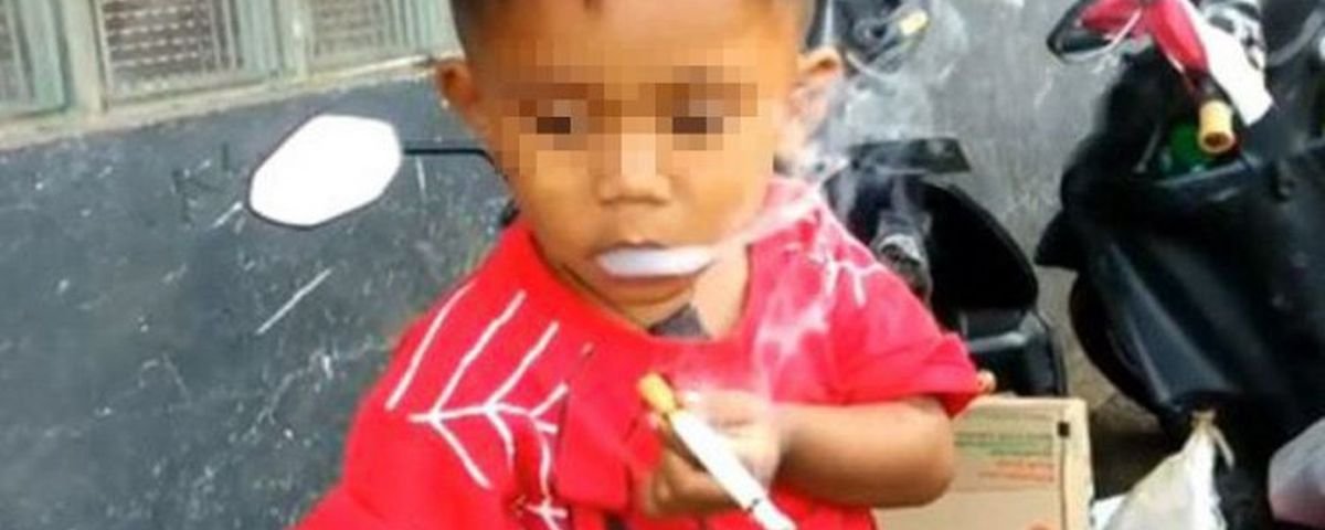 Veja como está hoje o menino que fumava 40 cigarros aos 2 anos