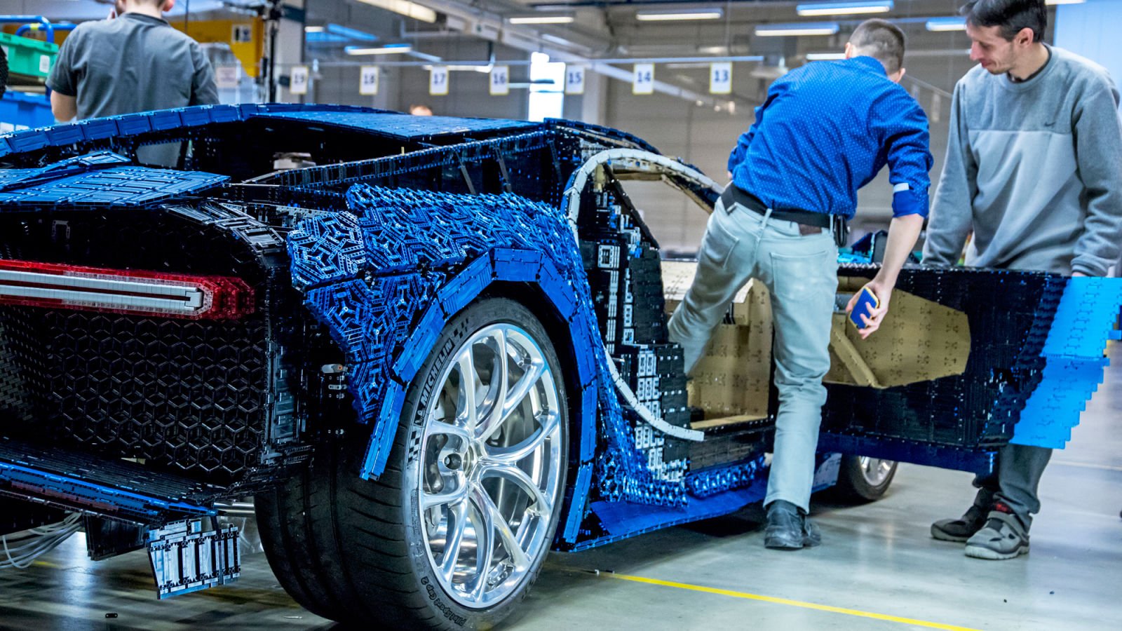 LEGO constrói réplica funcional em tamanho real de um Bugatti Chiron
