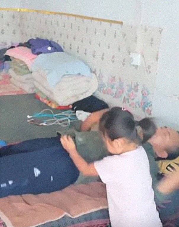 Após ser deixada pela mãe, garota de 6 anos é quem cuida de pai paralisado