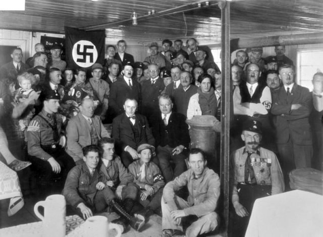 Hitler posando com nazistas