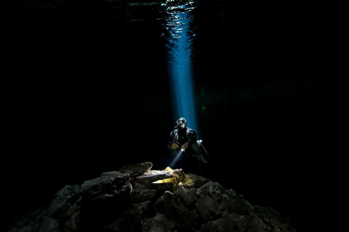Mergulhador no fundo do mar