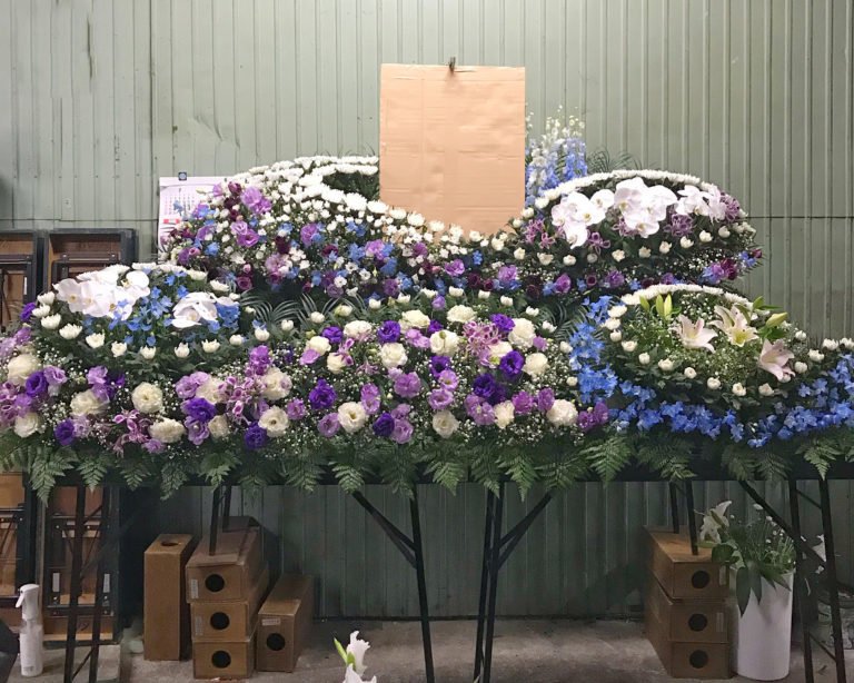Japoneses são mestres em criar arranjos de flores para funerais