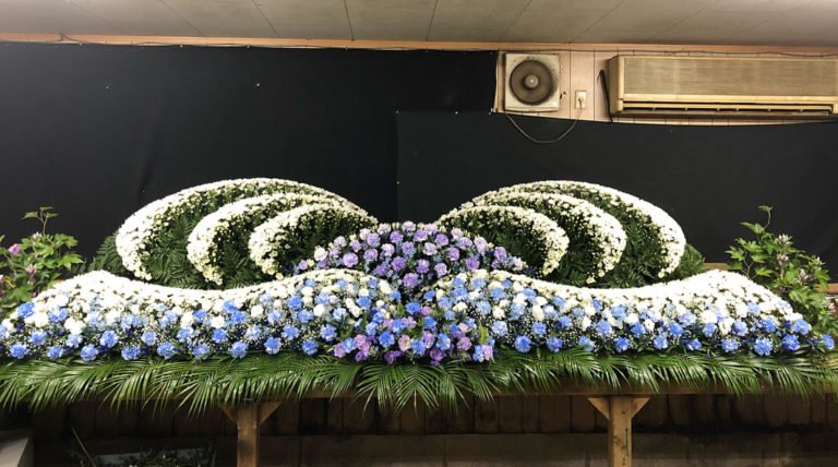 Japoneses são mestres em criar arranjos de flores para funerais