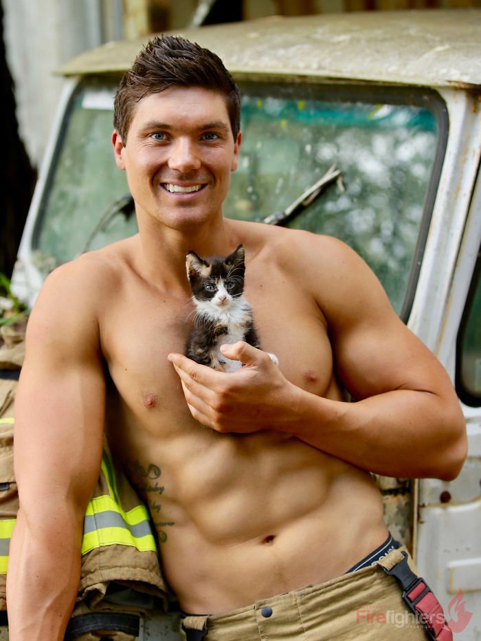 Este calendário de bombeiros com bichinhos é sensual e fofo ao mesmo tempo
