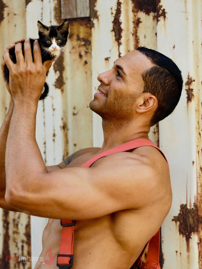 Este calendário de bombeiros com bichinhos é sensual e fofo ao mesmo tempo