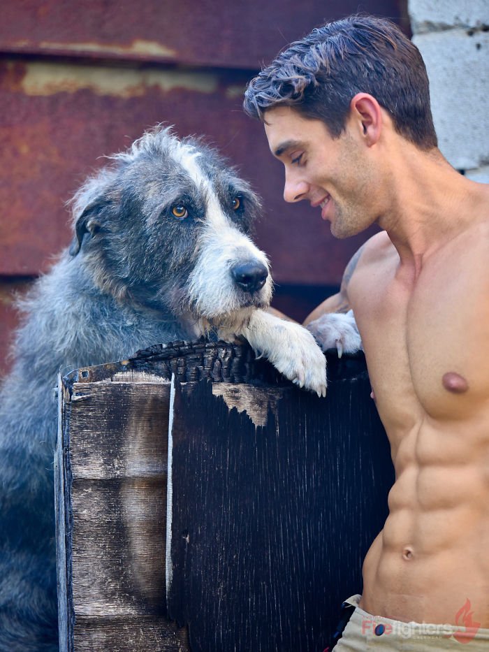 Este calendário de bombeiros com bichinhos é sensual e fofo ao mesmo tempo