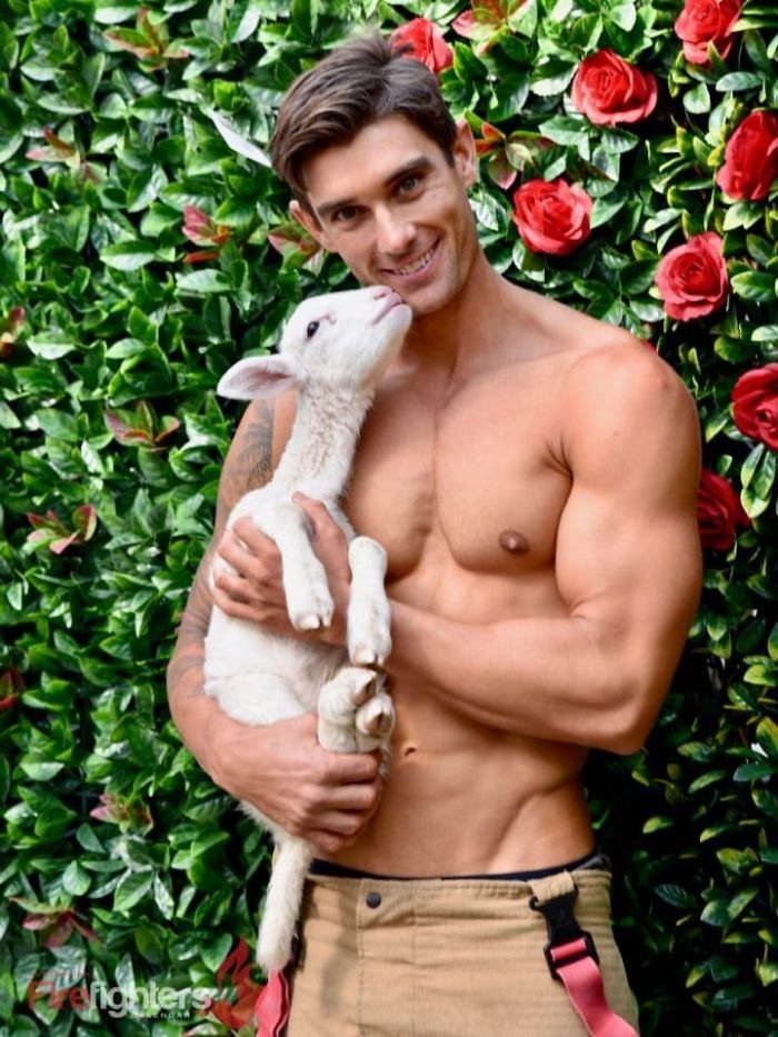 Este calendário de bombeiros com bichinhos é sensual e fofo ao mesmo tempo